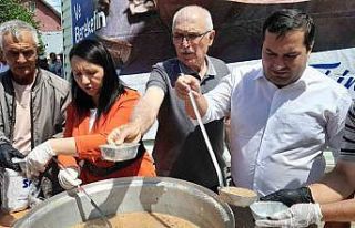 İlçedeki her evin mutfağına aşure götürüldü