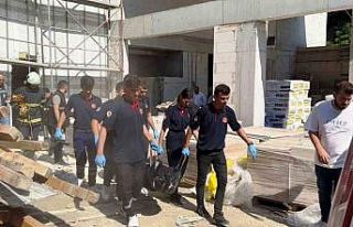 İnşaat işçisi çalıştığı inşaatın asansör...