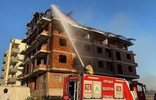 İnşaat tabla kalıpları alev alev yandı