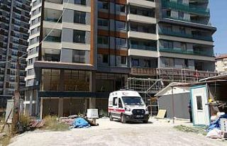 İnşaatta 3 metrelik boşluğa düşen işçiyi itfaiye...