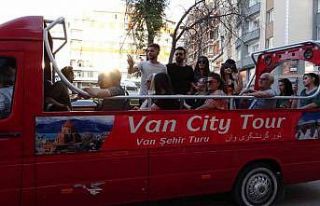 İranlı turistlere üstü açık minibüsle şehir...