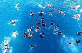 İranlıların Van Gölü’nde yüzme keyfi