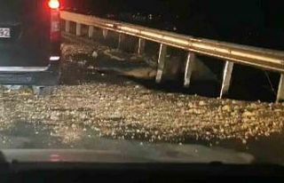 İsale hattı patladı, yol çöktü