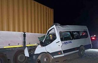 İşçi servisi tıra ok gibi saplandı: 1 ölü,...