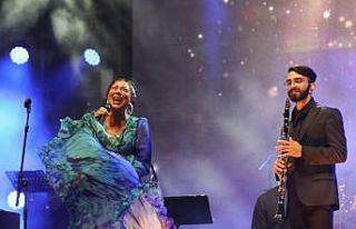 Işın Karaca ve Can Gox sahne performansları ile...