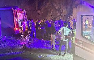 İspir’de iki otomobil tünel çıkışında çarpıştı:...