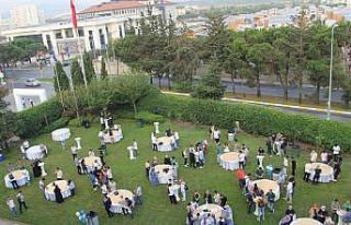 İzin dönüşü çalışanlara kırmızı halılı...