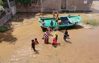 İzmir’de ana su borusu patladı: Çocuklar boş...