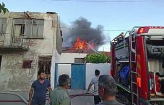 İzmir’de korkutan yangın: 2’si metruk toplam...