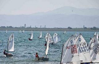 İznik Gölünde heyecan dolu yelken yarışları