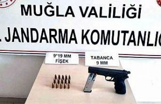 Jandarmayı görünce araçtan inerek tabancayı araziye...