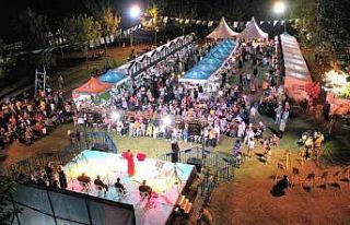 Kadınlar el emeği göz nuru eserlerini sergiledi