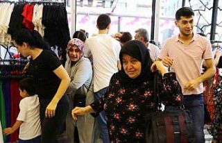 Kadınlar indirimli ürünleri almak için birbirleriyle...