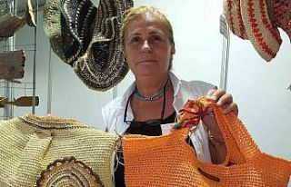 Kağıt ipten çanta ve şapka örerek iki çocuğunu...