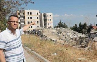 Kahramanmaraş’ta ağır hasarlı binaların yıkımı...