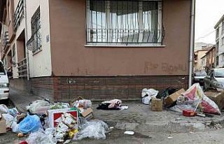 Kaldırım çöplerle kaplandı