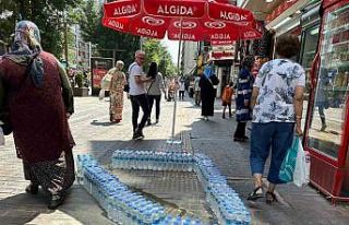 Kaldırımda beton döktüğü alanı su şişeleriyle...
