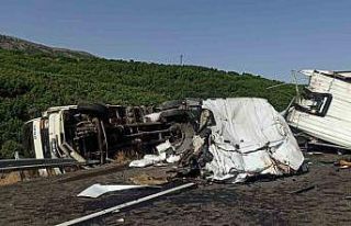 Kamyon ile çarpışan tırın kupası ayrıldı:...