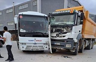 Kamyon ile minibüs çarpıştı: 1 yaralı