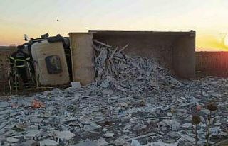 Kamyon kabininde sıkışan sürücüyü itfaiye ekipleri...