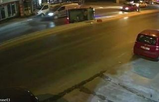 Kamyonet devrildi, kasadan yola düşen şahıslar...