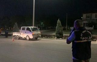 Kamyonetin elektrikli bisiklete çarpma anı kameraya...