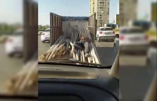 Kamyonetin kasasında uyuyan adamı görenler gözlerine...