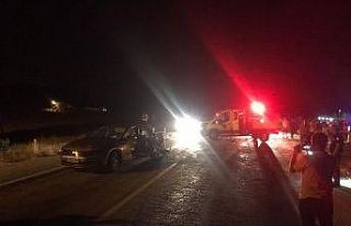 Kamyonetle ile otomobil çarpıştı: 9 yaralı