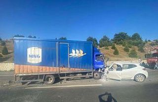 Kamyonetle otomobilin kafa kafaya çarpıştığı,...