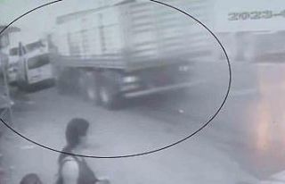 Kamyonun tıra çarpıp, park halindeki araçları...