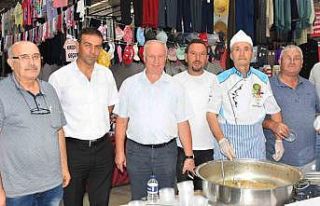 Kapalı pazarda aşure ikramı