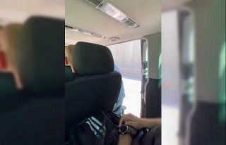 Kapısı açık toplu taşıma aracında tehlikeli...