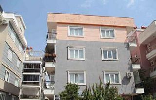 Kapıya fırlatıp kırdıkları çiğ yumurtalarla...