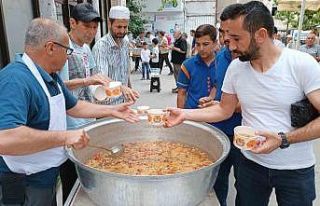 Karagöz Ahmet Paşa Camiinde aşure ikramı
