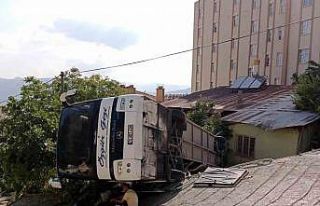 Karaman’da yokuş çıkarken geri kayan tur otobüsü...
