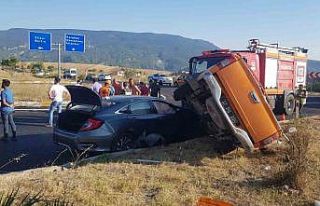 Karayolları aracı ile otomobil çarpıştı: 6 yaralı
