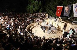 “Kargalar” adlı oyun Selçuk’ta sahnelendi