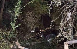 Karşı şeride geçerek korkulukları yıkıp şarampole...