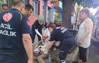 Karşıdan karşıya geçmek isteyen engelli vatandaşa...