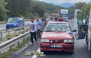 Karşıdan karşıya geçmek isteyen yaşlı vatandaşa...