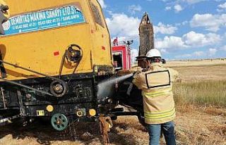 Kars’ta aşırı sıcaktan biçerdöverde yangın...