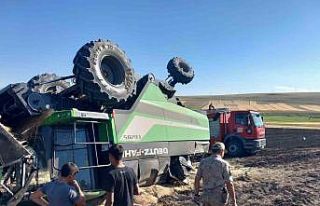 Kars’ta yangın çıkan biçerdöver devrildi