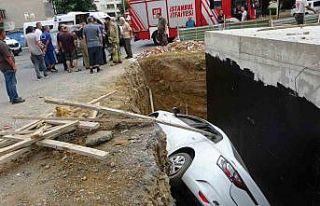 Kartal’da araçla çarpışan otomobil inşaatın...