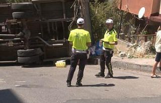 Kartal’da freni boşalan kamyonet yan attı: 2 yaralı