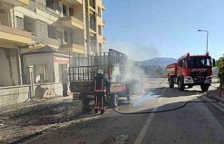 Kasasında yangın çıkan kamyonet korkuttu