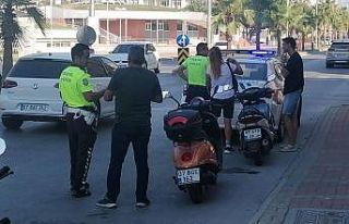 Kasksız motosiklet sürücüleri ceza kesilince kasklarını...