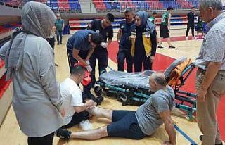 Kavgayı ayırmak için tribünden atlayan şahsın...