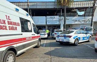 Kavgayı ayırmaya çalışan polis bıçaklandı