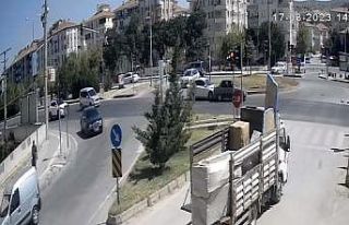 Kavşakta iki otomobil çarpıştı, kaza güvenlik...