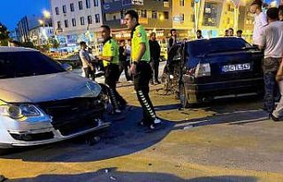 Kavşakta otomobiller çarpıştı: 2 yaralı